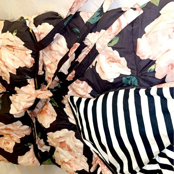 Pottery Barn Teen Emily Meritt Bed of Roses Black white stripe sleeping bag NEW - Picture 2 of 14